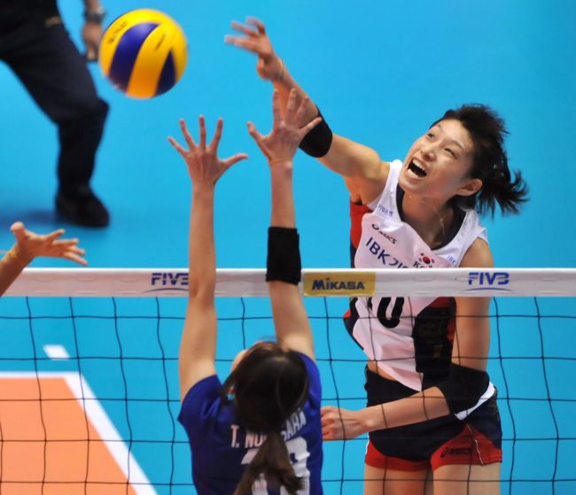 <YONHAP PHOTO-0646> South Korea's Kim Yeon-Koung (R) spikes the ball over Thailand's Tomkom Nootsara (L) during their women's volleyball qualifying tournament match for the London Olympics in Tokyo, on May 26, 2012. AFP PHOTO / KAZUHIRO NOGI../2012-05-26 18:08:25/ <저작권자 ⓒ 1980-2012 ㈜연합뉴스. 무단 전재 재배포 금지.>
Korea’s Kim Yeon-koung spikes the ball against Thailand on Saturday.
AFP-Yonhap News