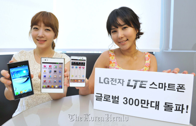 Models present LG Electronics’ LTE handsets as the company announced it sold over 3 million units of the wireless gadgets running on the fourth generation networks at its office in Seoul on Sunday. LG Electronics