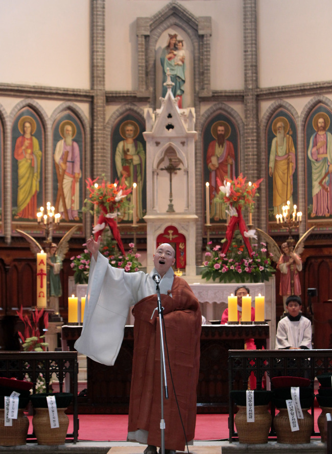 Ven. Jeongyul goes to church for Buddha's Birthday