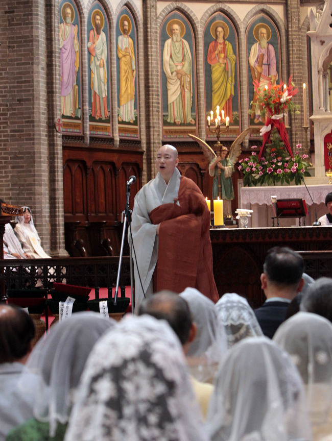 Ven. Jeongyul goes to church for Buddha's Birthday