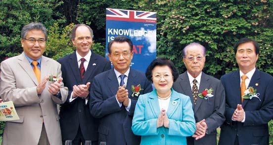 U.K. Ambassador Scott Wightman (second from left) applauds with
guests to celebrate the British Queen’s Diamond Jubilee.
(Kirsty Taylor/The Korea Herald)