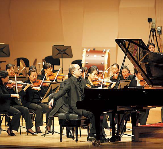 Alfonso Gomez performs to honor former Spanish Ambassador Delfin Colome at a concert in Seoul on May 23. (Spanish Embassy)