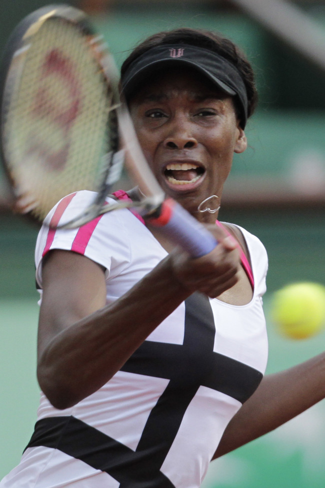 <YONHAP PHOTO-0108> Venus Williams of the U.S. returns against Paula Ormaechea of Argentina in the first round match at the French Open tennis tournament in Roland Garros stadium in Paris, Sunday May 27, 2012. (AP Photo/Bernat Armangue)/2012-05-28 05:05:20/ <저작권자 ⓒ 1980-2012 ㈜연합뉴스. 무단 전재 재배포 금지.>
Venus Williams returns a shot against Paula Ormaechea on Sunday.  AP-Yonhap News