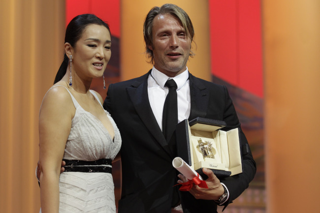 <YONHAP PHOTO-0117> Actor Mads Mikkelsen, right, poses on stage with actress Gong Li as he is presented with the Best Actor award for The Hunt, at the 65th international film festival, in Cannes, southern France, Sunday, May 27, 2012. (AP Photo/Lionel Cironneau)/2012-05-28 05:07:46/ <저작권자 ⓒ 1980-2012 ㈜연합뉴스. 무단 전재 재배포 금지.>
Actor Mads Mikkelsen (right) poses on stage with actress Gong Li as he is presented with the Best Actor award for The Hunt, at the 65th international film festival in Cannes on Sunday.  AP-Yonhap News