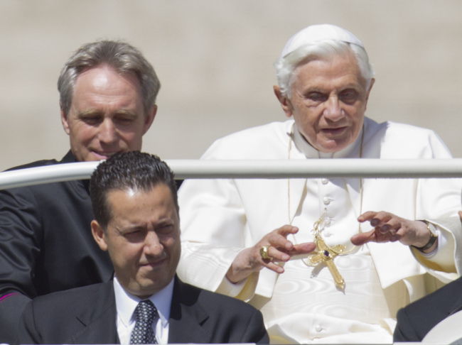<YONHAP PHOTO-0890> In this photo taken Wednesday, May, 23, 2012, Pope Benedict XVI, flanked by his private secretary Georg Gaenswein, top left, and his butler Paolo Gabiele arrives at St.Peter's square at the Vatican for a general audience. The Vatican has confirmed Saturday, May 26, 2012, Gabriele was arrested in an embarrassing leaks scandal. Spokesman the Rev. Federico Lombardi said Paolo Gabriele was arrested in his home inside Vatican City with secret documents in his possession. Gabriele, a layman, was being held. Vatican documents leaked to the press in recent months have pointed to power struggles and accusations of corruption touching senior Vatican cardinals. (AP Photo/Andrew Medichini)/2012-05-26 21:11:52/ <저작권자 ⓒ 1980-2012 ㈜연합뉴스. 무단 전재 재배포 금지.>
Pope Benedict XVI, flanked by his private secretary Georg Gaenswein (top left) and his butler Paolo Gabriele arrives at St. Peter’s square at the Vatican for a general audience on May 23.
AP-Yonhap News