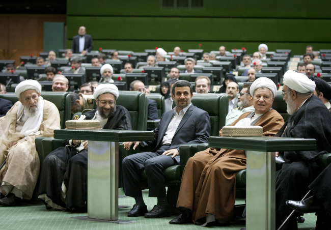 <YONHAP PHOTO-0934> (120527) -- TEHRAN, May 27, 2012 (Xinhua) -- (From Left to Right) Iran's head of Assembly of Experts Mohammad Reza Mahdavi Kani, judiciary chief Sadeq Larijani, President Mahmoud Ahmadinejad and former president Akbar Hashemi Rafsanjani attend the opening ceremony of Iran's 9th Majlis (parliament) in Tehran May 27, 2012. The Islamic republic inaugurated the new Majlis (parliament) on Sunday. Addressing the ceremony, the Iranian President Mahmoud Ahmadinejad said that the Iranian government and the parliament should cooperate to materialize the values of the Islamic revolution. (Xinhua/Ahmad Halabisaz)/2012-05-27 21:23:44/ <저작권자 ⓒ 1980-2012 ㈜연합뉴스. 무단 전재 재배포 금지.>
From left to right: Iran’s head of Assembly of Experts Mohammad Reza Mahdavi Kani, judiciary chief Sadeq Larijani, President Mahmoud Ahmadinejad and former president Akbar Hashemi Rafsanjani attend the opening ceremony of Iran’s 9th Majlis (parliament) in Tehran on Sunday.  Xinhua-Yonhap News
