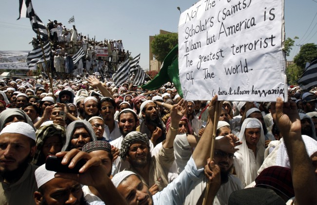 <YONHAP PHOTO-0190> (120508) -- PESHAWAR, May 8, 2012 (Xinhua) -- People shout slogans during a protest against US drone attacks in northwest Pakistan's Peshawar on May 8, 2012. At least 10 people were killed and one was injured in a U.S. drone strike on May 5 in Pakistan's northwest tribal area of North Waziristan, reported local Urdu TV channel Express. (Xinhua/Umar Qayyum)/2012-05-09 05:51:49/ <저작권자 ⓒ 1980-2012 ㈜연합뉴스. 무단 전재 재배포 금지.>
People shout slogans during a protest against U.S. drone attacks in northwest Pakistan’s Peshawar on May 8.  Xinhua-Yonhap News