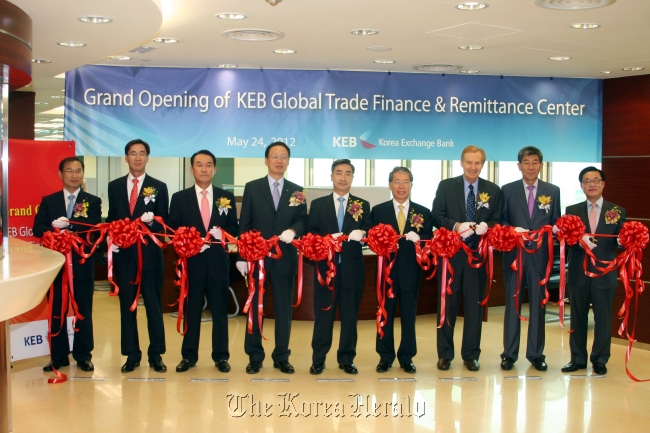 KEB CEO Yun Yong-ro (fourth from right), Wells Fargo Asia-Pacific Regional President John V. Rindlaub (third from right) and other participants pose at the ribbon-cutting ceremony for KEB’s new Hong Kong-based Global Trade Finance & Remittance Center last week.    KEB