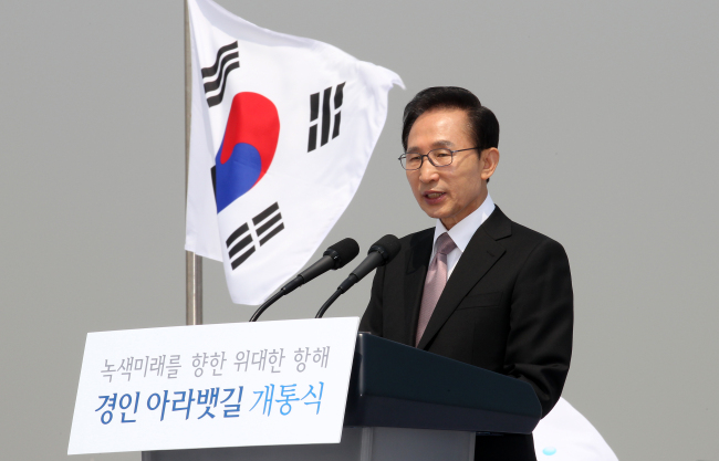 <YONHAP PHOTO-0690> 李대통령 "아라뱃길, 관광명소로 발전할 것" (김포=연합뉴스) 김병만 기자 = 이명박 대통령이 25일 경기도 아라뱃길 김포터미널에서 경인 아라뱃길 개통을 축하하는 연설을 하고 있다. 2012.5.25 kimb01@yna.co.kr/2012-05-25 13:38:25/ <저작권자 ⓒ 1980-2012 ㈜연합뉴스. 무단 전재 재배포 금지.>
President Lee Myung-bak