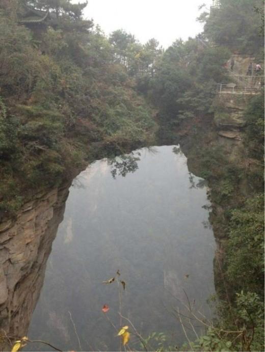 게재된 사진을 살펴보니 중국의 명산인 듯 보이는 어느 관광지의 절벽 사이로 예쁘게 자리한 투명하고 맑은 못 하나가 눈에 띈다. 영락없는 못이었다. 투명한 물이 꽃잎을 반사하고 꼭 한 번 손이라도 담가보고 싶은 청정구역이었다.