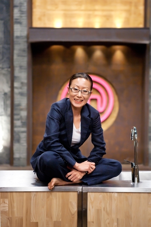 최근 경기도 파주에서 진행된 케이블채널 올리브 ‘마스터 셰프 코리아’의 현장공개에 참석한 김소희 심사위원의 말이다.
그는 참가자의 음식을 쓰레기통에 버린 장면으로 시청자들의 원성을 샀다. 도전자가 정성껏 만든 음식을 먹어보지도 않고 버렸다는 이유에서다. 이와 관련해서 김소희 심사위원은 상황을 전했다.
김소희 셰프는 ‘비엔나의 요리 여왕’으로 불리며 독일어권에서는 인지도가 높은 스타 셰프다.
