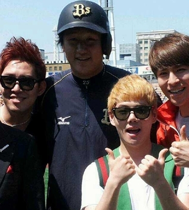 MTOM(가수)/이대호(야구선수)
3인조 보컬그룹 엠투엠이 이대호(30,오릭스)와 찍은 인증샷을 공개했다.