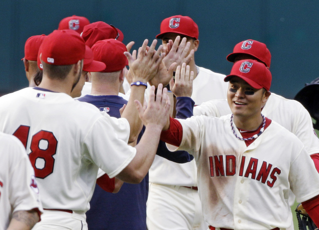 <YONHAP PHOTO-0363> Cleveland Indians right fielder Shin-Soo Choo, right, from South Korea, celebrates with his teammates after their 8-5 win over the Kansas City Royals in a baseball game, Monday, May 28, 2012, in Cleveland. (AP Photo/Mark Duncan)/2012-05-29 08:27:08/ <저작권자 ⓒ 1980-2012 ㈜연합뉴스. 무단 전재 재배포 금지.>
Cleveland Indians right fielder Choo Shin-soo (right) celebrates with teammates after the game.  AP-Yonhap News