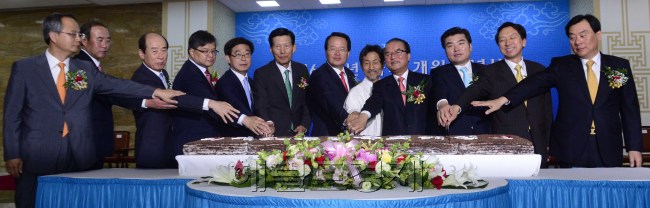 최악의 국회라는 오명을 쓴 18대 국회가 29일 임기 만료됐다. 이날 오전 국회 로텐더홀에서 19대 국회개원식을 기념, 정의화 국회의장 직무대행과 각당 지도부가 새로운 출발을 기대하며 떡으로 만든 축하케이크를 자르고 있다.  박해묵 기자/mook@heraldm.com
