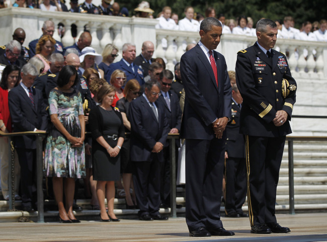 <YONHAP PHOTO-0221> President Barack Obama, and Maj. Gen. Michael S. Linnington, Commander of the U.S. Army Military District of Washington, lowers their heads during a wreath-laying ceremony at the Tomb of the Unknowns at Arlington National Cemetery on Memorial Day, Monday, May 28, 2012, in Arlington, Va. (AP Photo/Pablo Martinez Monsivais) /2012-05-29 05:58:24/ <저작권자 ⓒ 1980-2012 ㈜연합뉴스. 무단 전재 재배포 금지.>
U.S. President Barack Obama and Maj. Gen. Michael S. Linnington take part in a wreath-laying ceremony at the Tomb of the Unknowns at Arlington National Cemetery on Monday.  AP-Yonhap News