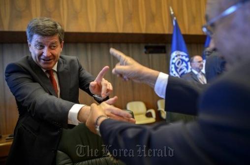 Britain’s Guy Ryder (left) is congratulated by delegates after his acceptance speech at the International Labor Organization in Geneva.  AFP-Yonhap News