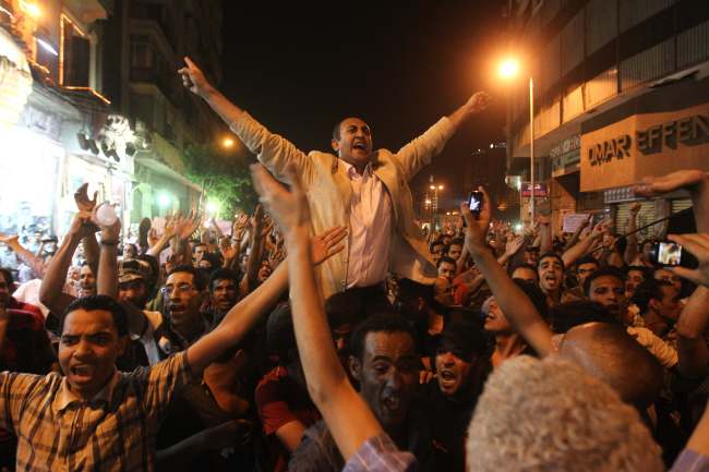 <YONHAP PHOTO-0351> Egyptian presidential candidate Khaled Ali joins a protest on May 28, 2012 in the center of Cairo against the results of the first round of the presidential elections. Egypt's landmark presidential election on May 28 narrowed to a contest pitting a Muslim Brotherhood candidate against a Mubarak-era prime minister, the country's electoral commission said. AFP PHOTO/KHALED DESOUKI../2012-05-29 08:15:30/ <저작권자 ⓒ 1980-2012 ㈜연합뉴스. 무단 전재 재배포 금지.>
Egyptian presidential candidate Khaled Ali joins a protest on Monday in the center of Cairo against the results of the first round of the presidential elections.  AFP-Yonhap News