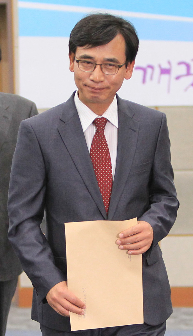 <YONHAP PHOTO-0676> 유시민 전 대표, 비례대표 후보 사퇴서 제출 (과천=연합뉴스) 하사헌 기자 = 통합진보당 유시민 전 공동대표가 비례대표 후보 사퇴서를 제출하기 위해 29일 오전 과천시 중앙선거관리위원회에 들어서고 있다. 2012.5.29 toadboy@yna.co.kr/2012-05-29 13:28:22/ <저작권자 ⓒ 1980-2012 ㈜연합뉴스. 무단 전재 재배포 금지.>
Rhyu Si-min