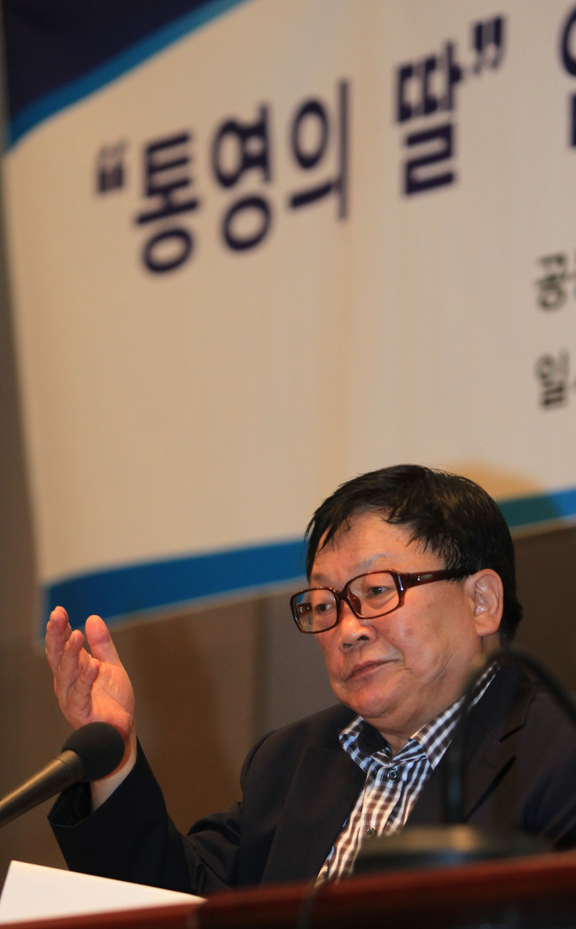 <YONHAP PHOTO-0521> 발언하는 '통영의 딸' 신숙자씨 남편 오길남 박사 (서울=연합뉴스) 하사헌 기자 = 29일 오전 서울 프레스센터에서 열린 대북인권단체 `북한반인도범죄철폐국제연대(ICNK)' 기자회견에서 `통영의 딸'로 알려진 신숙자씨와 딸들이 북한에서 강제 구금된 것으로 판단했다는 `유엔 임의적 구금에 관한 실무그룹'의 공식입장이 공개됐다. 신씨의 남편인 오길남 박사가 이날 회견에서 발언하고 있다. 2012.5.29 toadboy@yna.co.kr/2012-05-29 11:07:41/ <저작권자 ⓒ 1980-2012 ㈜연합뉴스. 무단 전재 재배포 금지.>
Oh Kil-nam, husband of Shin Sook-ja, speaks during a news conference Tuesday.
Yonhap News