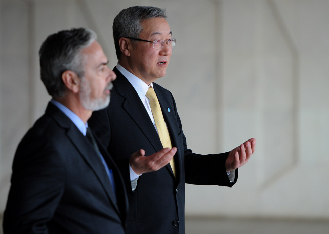 <YONHAP PHOTO-0241> South Korean Foreign Affairs Minister, Kim Sung-hwan (R) and his Brazilian counterpart Antonio Patriota, talk to journalists the Itamaraty Palace, in Brasilia, on May 28, 2012. Kim Sung-Hwan is in a three-day visit to Brazil. AFP PHOTO/Pedro LADEIRA../2012-05-29 06:23:27/ <저작권자 ⓒ 1980-2012 ㈜연합뉴스. 무단 전재 재배포 금지.>
Korean Foreign Minister Kim Sung-hwan (right) and his Brazilian counterpart Antonio Patriota talk to journalists at the Itamaraty Palace in Brasilia, Monday.  AFP-Yonhap News