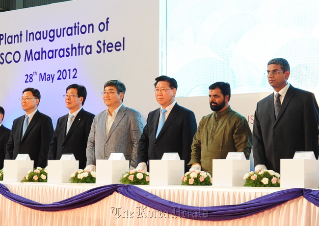 POSCO CEO Chung Joon-yang (fourth from left) and company executives, along with Indian businessmen and government officials, attend a ceremony to mark the completion of a new plant in Maharashtra Province, west India, on Monday.   POSCO