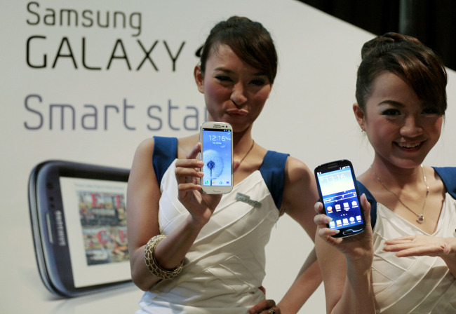 Models display a Samsung Galaxy S III, the latest smartphone in the company's Galaxy lineups
(AP-Yonhap News)