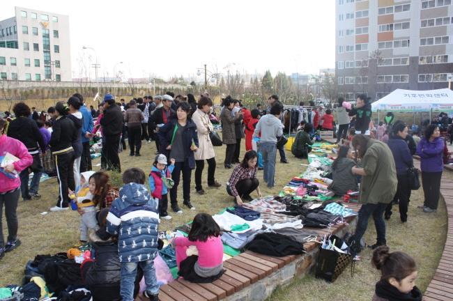 LH 임직원들이 최근 전북 익산에서 열린 ‘녹색아파트 나눔장터’ 행사장에서 행복나루터 회원들과 함께 지역주민을 상대로 생활용품과 공예품, 반찬 등을 판매하며 구슬땀을 흘렸다.