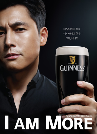 정우성(탤런트, 영화배우)
지난 18일 서울 용산구 이태원동의 A 클럽은 열광의 도가니였다. 뜻밖의 인물이 난데없이 나타나 ‘골든벨(술집을 찾은 손님들의 술값을 대신 내주는 것)’을 울렸기 때문. 주인공도 다름 아닌 톱 배우 정우성이었다. 그는 손님들에게 흑맥주의 대명사로 통하는 ‘기네스’를 한 병씩 돌려 클럽을 가득 채운 200여명의 환호를 받았다.