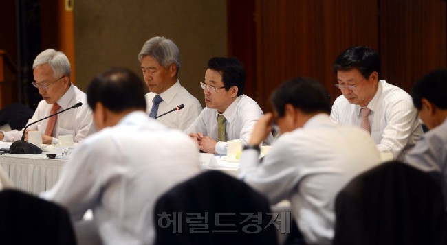 권혁세 금융감독원장이 30일 오전 소공동 롯데호텔에서 비공개로 진행된 2012년 제2차 전경련 경제정책위원회에 참석해 회의를 하고 있다. 박해묵 기자/mook@heraldm.com
권혁세 금융감독원장이 30일 오전 소공동 롯데호텔에서 비공개로 진행된 2012년 제2차 전경련 경제정책위원회에 참석해 회의를 하고 있다. 박해묵 기자/mook@heraldm.com