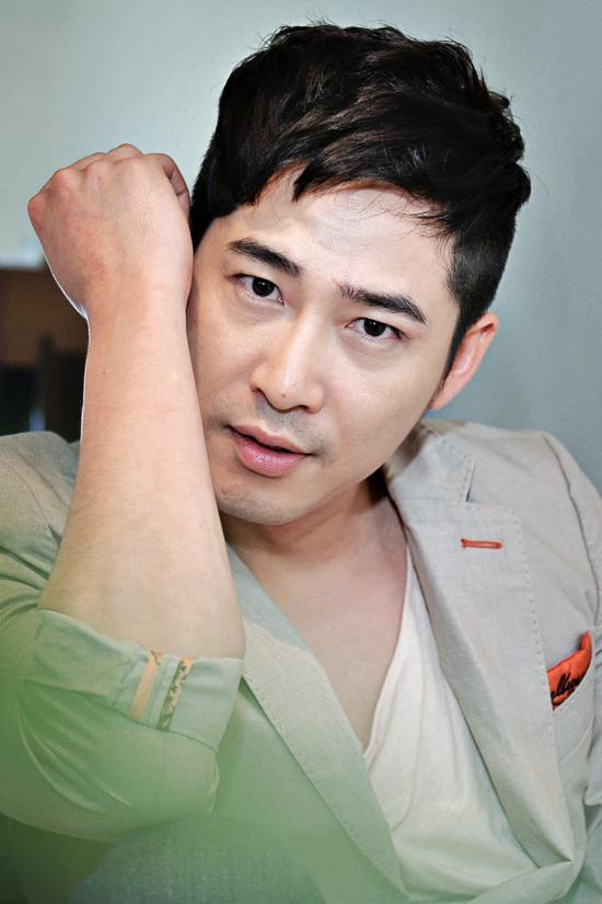 강지환(탤런트,  영화배우)
배우 강지환이 영화 ‘차형사’(감독 신태라)를 통해 호흡을 맞춘 성유리에 대한 애정을 드러냈다.