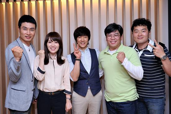 하희라(영화배우, 탤런트)/최수종(영화배우, 탤런트)
배우 최수종이 자신이 주연한 영화 ‘행복을 배달합니다(가제)’ 팀과 극장 나들이에 나섰다.