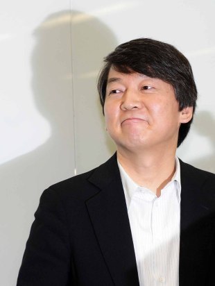 안철수(교수, 기업인)
안철수 서울대 융합과학기술대학원장이 부산대 강연에서도 대선 출마 여부에 대한 뚜렷한 입장을밝히지 않았다.