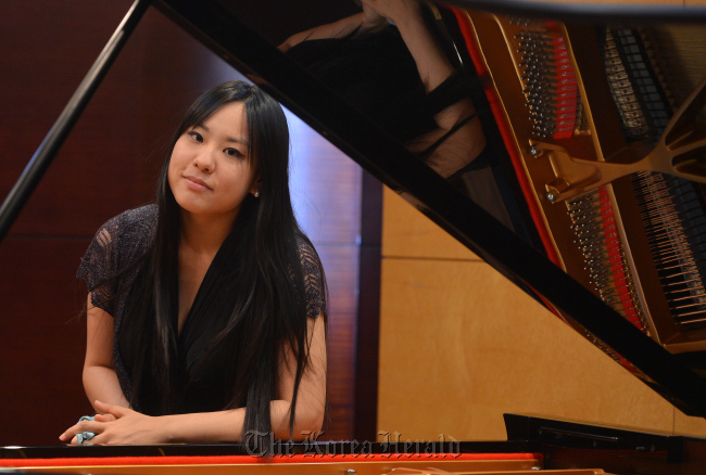 피아니스트 임현정.<br />이상섭 기자. babtong@heraldm.com 2012.05.28
Pianist Lim Hyun-jeong poses at her piano during her album showcase held in Seoul, Tuesday. Lee Sang-sub/The Korea Herald