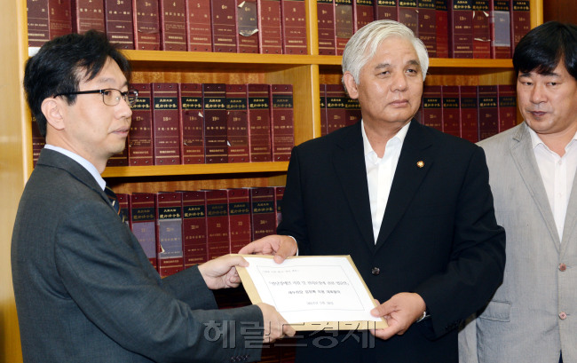 새누리당 김정록 의원이 30국회 의사과에 19대 국회 첫 의안을 접수하고 있다. 박현구 기자phko@heraldm.com 2012.05.30