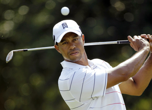 <YONHAP PHOTO-0223> FILE - In this May 8, 2012, file photo, Tiger Woods chips onto the fourth green during a practice round for The Players Championship golf tournament at TPC Sawgrass in Ponte Vedra Beach, Fla. In an online chat with hand-picked fans, Tuesday, May 29, Woods said he and coach Sean Foley have corrected problems in Woods' swing and are now trying to build his trust in the changes as he prepares for the upcoming Memorial golf tournament in Dublin, Ohio. (AP Photo/Chris O'Meara, File)/2012-05-30 06:38:55/ <저작권자 ⓒ 1980-2012 ㈜연합뉴스. 무단 전재 재배포 금지.>
Tiger Woods. AP-Yonhap News
