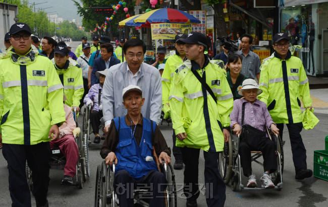 30일 도봉구청이 주최한 13회 도봉산 장애인등반대회.<br />정희조 기자/checho@heraldm.com 120530
30일 도봉구청이 주최한 13회 도봉산 장애인등반대회.
정희조 기자/checho@heraldm.com 120530
30일 도봉구청이 주최한 13회 도봉산 장애인등반대회.
정희조 기자/checho@heraldm.com 120530
장애인 등반대회가 30일 오전 도봉산에서 열린 가운데 장애인들이 봉사자들의 도움을 받아 등산을 시작하고 있다. 서울 도봉구는 장애인과 그 가족들에게는 자신감과 희망을 주고 봉사자들에게는 장애인도 공동체의 일부라는 인식을 높이기 위해 등반대회를 마련했다.  정희조 기자/checho@