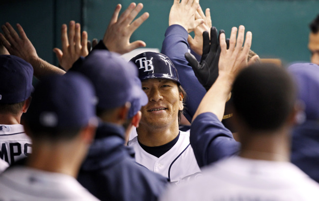 <YONHAP PHOTO-0413> Tampa Bay Rays' Hideki Matsui, of Japan, is congratulated in the dugout by teammates after hitting a two-run home run in the fifth inning of a baseball game against the Chicago White Sox, Tuesday, May 29, 2012, in St. Petersburg, Fla. (AP Photo/Mike Carlson)/2012-05-30 09:33:04/ <저작권자 ⓒ 1980-2012 ㈜연합뉴스. 무단 전재 재배포 금지.>
Tampa Bay Rays’ Hideki Matsui is congratulated in the dugout by teammates after hitting a two-run home run on Tuesday.  AP-Yonhap News