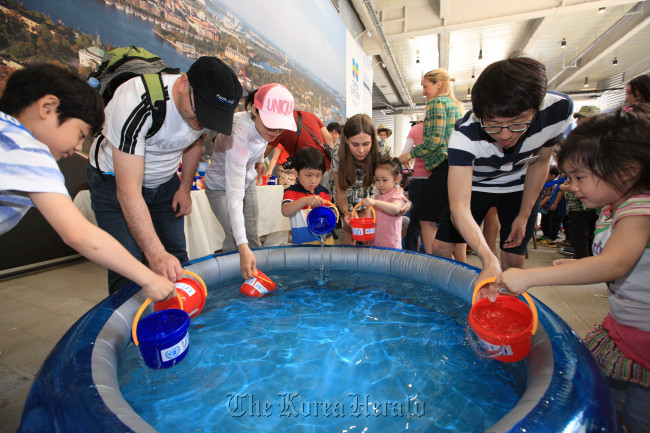 SP BRIEF WATER
Kids take part in a water charity event attended by Swedish skier Anja Parson at the Swedish pavilion at the Yeosu Expo on Sunday.   Swedish pavilion