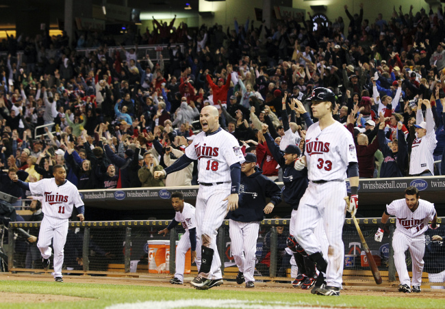 <YONHAP PHOTO-0708> Minnesota Twins players react as Josh Willingham hits a three-run home run against Oakland Athletics pitcher Brian Fuentes during the ninth inning to win the baseball game 3-2, Tuesday, May 29, 2012, in Minneapolis. (AP Photo/Genevieve Ross)/2012-05-30 13:30:15/ <저작권자 ⓒ 1980-2012 ㈜연합뉴스. 무단 전재 재배포 금지.>
Minnesota Twins players react as Josh Willingham hits a three-run home run against Oakland Athletics pitcher Brian Fuentes during the ninth inning in Minneapolis on Tuesday.  AP-Yonhap News
Minnesota Twins players react as Josh Willingham hits a three-run home run against Oakland Athletics pitcher Brian Fuentes during the ninth inning in Minneapolis on Tuesday.  AP-Yonhap News