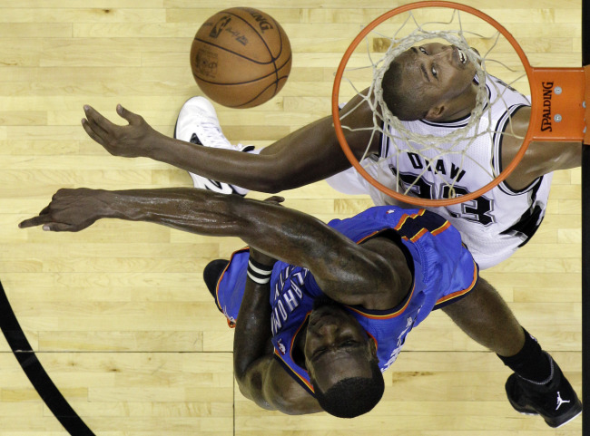 <YONHAP PHOTO-0742> Oklahoma City Thunder center Kendrick Perkins (5) and San Antonio Spurs power forward Boris Diaw (33) of France go after a loose ball during the second half of Game 2 in their NBA basketball Western Conference finals playoff series, Tuesday, May 29, 2012, in San Antonio. San Antonio won 120-111. (AP Photo/Eric Gay) /2012-05-30 13:58:02/ <저작권자 ⓒ 1980-2012 ㈜연합뉴스. 무단 전재 재배포 금지.>
Oklahoma City Thunder center Kendrick Perkins (left) and San Antonio Spurs power forward Boris Diaw of France go after a loose ball during the NBA basketball Western Conference finals playoff series on Tuesday.  AP-Yonhap News