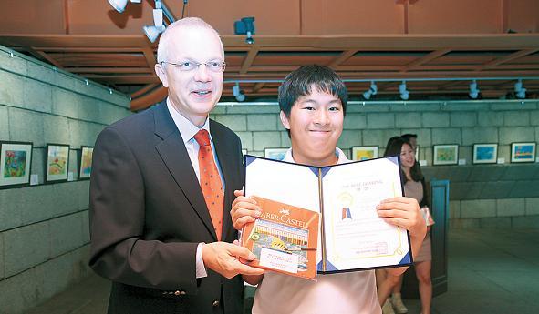 Dutch Ambassador Paul Menkveld presents the award and prize to the winner of the 2012 EKF’s 3rd Autistic Children’s Drawing Contest, Kim Min-seo, on May 26. (EKF)