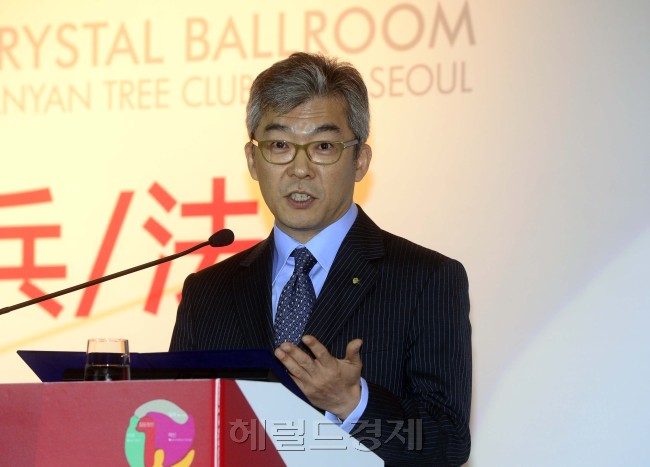 30일 오전 서울 남산 반얀트리호텔에서 열린 2012동양리서치포럼에서 이승국 동양증권 사장이 개회사를 하고 있다. 박해묵 기자/mook@heraldm.com
30일 오전 서울 남산 반얀트리호텔에서 열린 2012동양리서치포럼에서 이승국 동양증권 사장이 개회사를 하고 있다. 박해묵 기자/mook@heraldm.com
