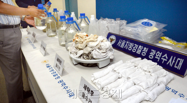 31일 마포 광역수사대가 발표한 불법 세탁위생물수건. <br />정희조 기자/checho@heraldm.com 120531
31일 마포 광역수사대가 발표한 불법 세탁위생물수건.
정희조 기자/checho@heraldm.com 120531
31일 마포 광역수사대가 발표한 불법 세탁위생물수건.
정희조 기자/checho@heraldm.com 120531
“우웩~”이라는 말밖에 나오지 않는다. 중금속에 오염된 물수건이 무려 3억600만장이나 시중에 유통됐다. 식당 등에서 흔히 쓰는 물수건이 이럴 줄이야…. 국민은 경악한다. 그동안 손을 닦고, 나이 든 직장인들은 얼굴에 목까지 닦았다. 토가 나올 지경이다. 어이없다는 말도 나오지 않는다. 31일 서울지방경찰청 광역수사대에 압수한 물수건 등이 진열돼 있다.  정희조 기자/checho@