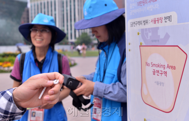 세계 금연의 날을 하루 앞둔30일 오후 금연광장인 서울시청광장에서 흡연단속요원들이 담배를 피우던 시민을 단속하고 있다 .<br />이상섭 기자. babtong@heraldm.com 2012.05.30
세계 금연의 날을 하루 앞둔30일 오후 금연광장인 서울시청광장에서 흡연단속요원들이 담배를 피우던 시민을 단속하고 있다 .
이상섭 기자. babtong@heraldm.com 2012.05.30
세계 금연의 날을 하루 앞둔30일 오후 금연광장인 서울시청광장에서 흡연단속요원들이 담배를 피우던 시민을 단속하고 있다 .
이상섭 기자. babtong@heraldm.com 2012.05.30