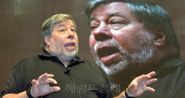 애플공동창업자 스티브 워즈니악은 31일 한양대에서 캠퍼스 IT 콘서트를 갖고 강연을 하고 있다.<br />김명섭 기자 msiron@
애플공동창업자 스티브 워즈니악은 31일 한양대에서 캠퍼스 IT 콘서트를 갖고 강연을 하고 있다.
김명섭 기자 msiron@
애플공동창업자 스티브 워즈니악은 31일 한양대에서 캠퍼스 IT 콘서트를 갖고 강연을 하고 있다.
김명섭 기자 msiron@