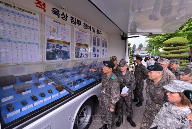 31일 오전 호국의 달을 맞아 한미연합군사령부 나이트필드에서 권오성 한미연합군부사령관, 한미장병등이 참석한 가운데 북한군의 장비와 무기를 관람하는 적 장비전시회가 열렸다.<br />이상섭 기자. babtong@heraldm.com 2012.05.31
31일 오전 호국의 달을 맞아 한미연합군사령부 나이트필드에서 권오성 한미연합군부사령관, 한미장병등이 참석한 가운데 북한군의 장비와 무기를 관람하는 적 장비전시회가 열렸다.
이상섭 기자. babtong@heraldm.com 2012.05.31
한미연합사 부대원들이 북한군의 무기와 장비를 관람 중이다.  이상섭 기자/babtong@