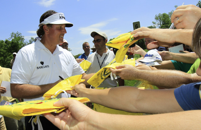 <YONHAP PHOTO-0142> Phil Mickelson signs autographs after playing in the Pro-Am at the Memorial golf tournament at the Muirfield Village Golf Club in Dublin, Ohio, Wednesday, May 30, 2012. (AP Photo/Tony Dejak)/2012-05-31 05:35:08/ <저작권자 ⓒ 1980-2012 ㈜연합뉴스. 무단 전재 재배포 금지.>
Phil Mickelson signs autographs after his practice round at the Memorial golf tournament on Wednesday.  AP-Yonhap News