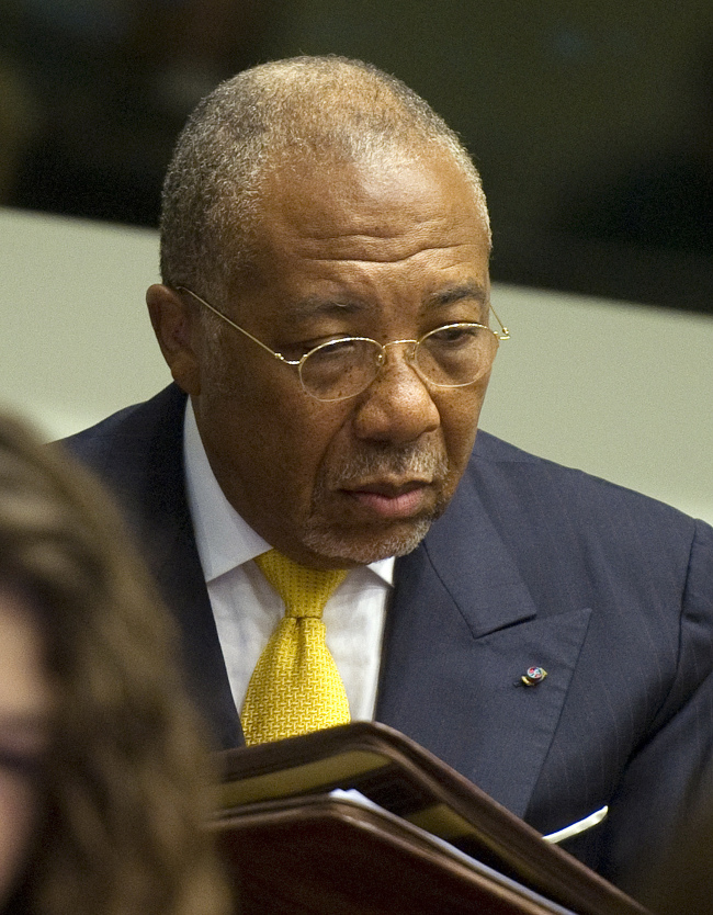 <YONHAP PHOTO-0190> Former Liberian President Charles Taylor waits for the start of his sentencing judgement in the courtroom of the Special Court for Sierra Leone(SCSL) in Leidschendam, near The Hague, Netherlands, Wednesday May 30, 2012. The SCSL found Taylor guilty last month on 11 charges of aiding and abetting the rebels who went on a bloody rampage during the decade-long war that ended in 2002 with more than 50,000 dead. Taylor became the first former head of state convicted by an international war crimes court since World War II. Taylor will serve his sentence in a British prison. (AP Photo/Toussaint Kluiters, Pool)/2012-05-31 06:35:43/ <저작권자 ⓒ 1980-2012 ㈜연합뉴스. 무단 전재 재배포 금지.>
Former Liberian President Charles Taylor   AP-Yonhap News