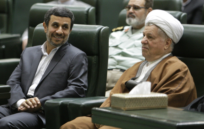 <YONHAP PHOTO-0862> Iranian President Mahmoud Ahmadinejad, left, talks to former President Akbar Hashemi Rafsanjani, in an inauguration ceremony of the newly-elected parliament in Tehran, Iran, Sunday, May 27, 2012. Ahmadinejad urged the country's newly-elected parliament on Sunday to stand with him against "evil ones" who he says have encircled the nation. Rafsanjani, a bitter enemy of President Ahmadinejad, is seen as a leading voice within the moderate faction within the Iranian leadership who has close ties with the current supreme leader, Ayatollah Ali Khamenei. (AP Photo/Vahid Salemi)/2012-05-27 19:55:05/ <저작권자 ⓒ 1980-2012 ㈜연합뉴스. 무단 전재 재배포 금지.>
Iranian President Mahmoud Ahmadinejad (left) talks to former President Akbar Hashemi Rafsanjani, in an inauguration ceremony of the newly-elected parliament in Tehran.  AP-Yonhap News