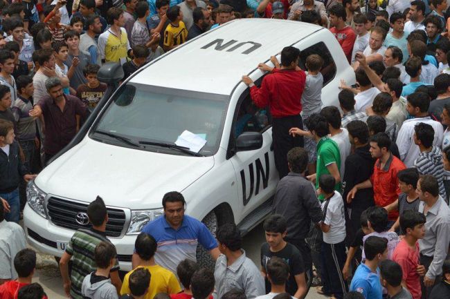 <YONHAP PHOTO-1135> A handout image released by the Syrian opposition's Shaam News Network on May 30, 2012, shows UN monitors as they visit the town of Kfra Nubul on May 29 , 2012. UN-Arab League peace envoy Kofi Annan has urged Syrian President Bashar al-Assad to act now to end 15 months of bloodshed, warning the country has reached a "tipping point" as Western nations ordered out its top diplomats. AFP PHOTO/HO/SHAAM NEWS NETWORK --- RESTRICTED TO EDITORIAL USE - MANDATORY CREDIT "AFP PHOTO / HO / SHAAM NEWS NETWORK" - NO MARKETING NO ADVERTISING CAMPAIGNS - DISTRIBUTED AS A SERVICE TO CLIENTS - AFP IS USING PICTURES FROM ALTERNATIVE SOURCES AS IT WAS NOT AUTHORISED TO COVER THIS EVENT, THEREFORE IT IS NOT RESPONSIBLE FOR ANY DIGITAL ALTERATIONS TO THE PICTURE'S EDITORIAL CONTENT, DATE AND LOCATION WHICH CANNOT BE INDEPENDENTLY VERIFIED ---../2012-05-30 17:00:30/ <저작권자 ⓒ 1980-2012 ㈜연합뉴스. 무단 전재 재배포 금지.>
U.N. monitors visit the town of Kfra Nubul, Syria, Wednesday.  AFP-Yonhap News